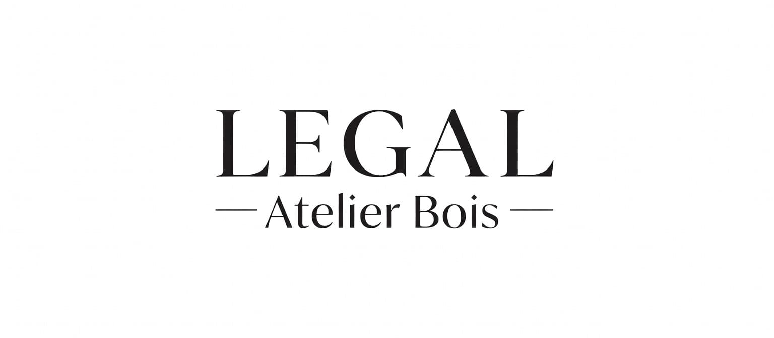 Logo noir sur blanc affichant LEGAL et Atelier Bois flanqué de deux traits horizontaux.