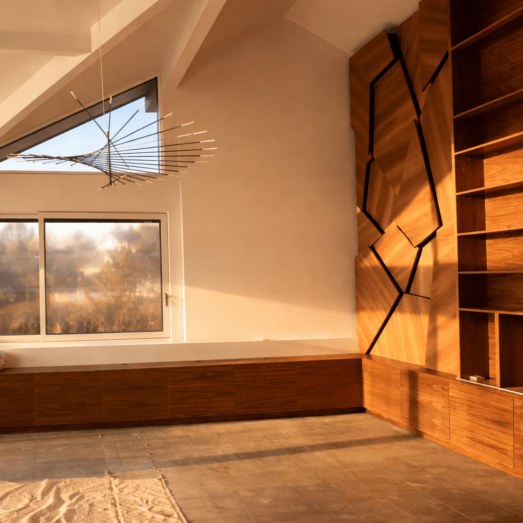 Intérieur moderne avec boiseries géométriques, étagères intégrées et lustre sculptural sous une lumière dorée.
